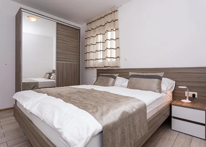 Apartments Crnekovic Tomislava 8