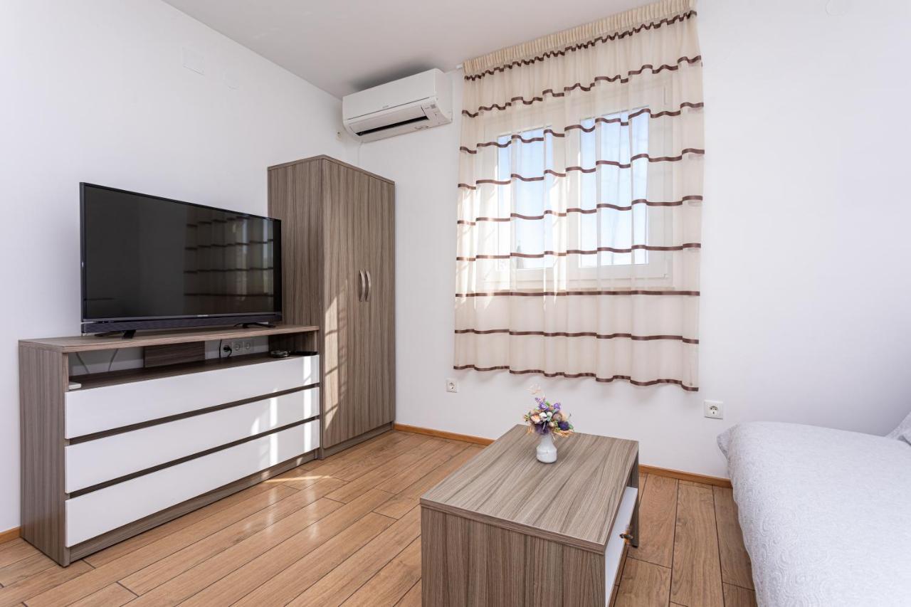 Crnekovic Tomislava 8 * Baska (Krk)
