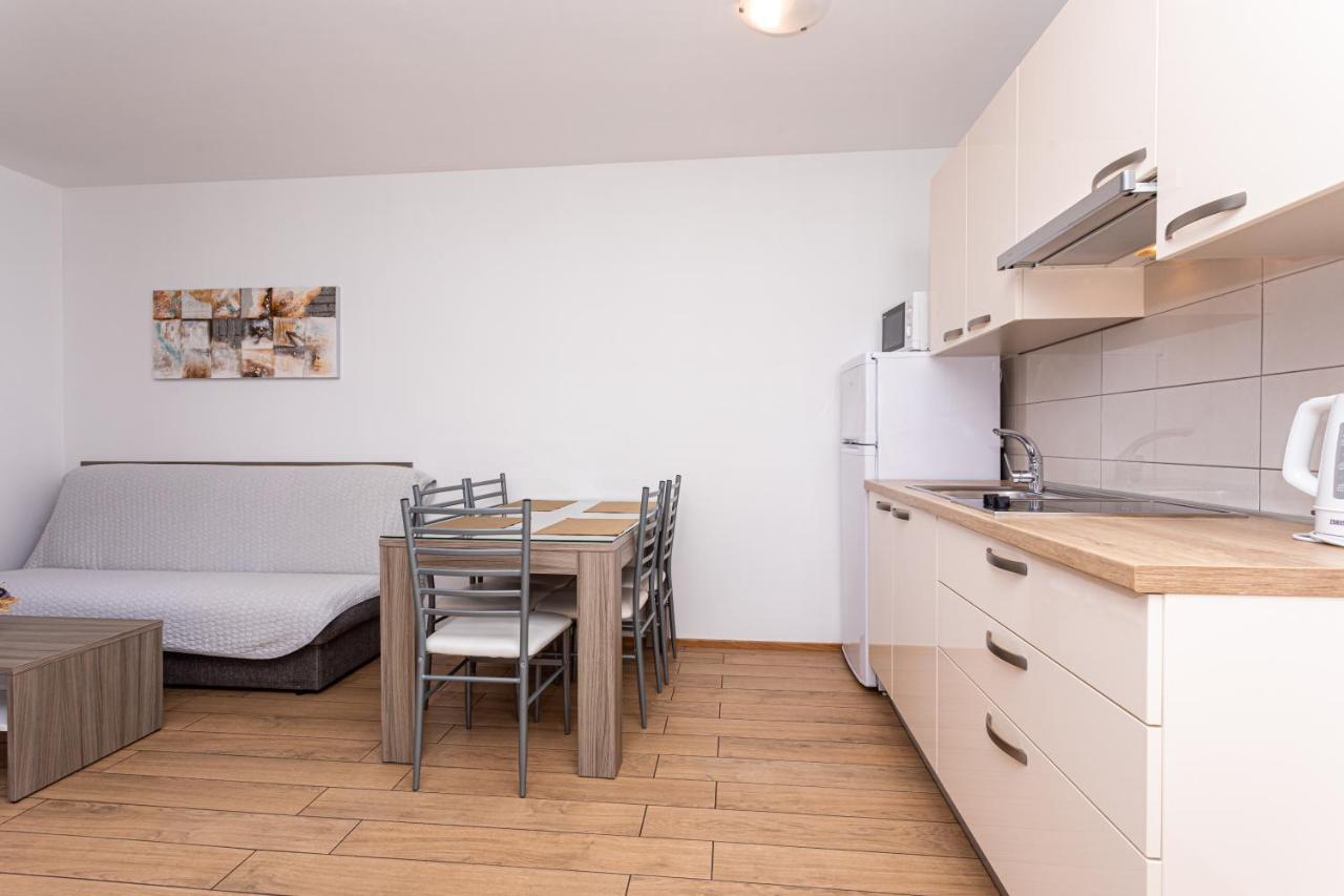 Apartman Crnekovic Tomislava 8 *